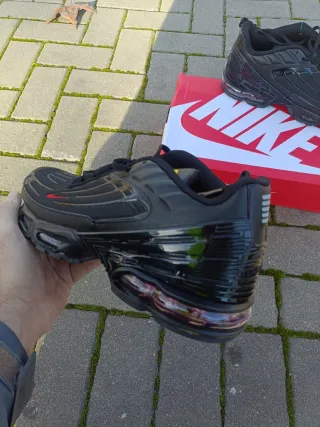 Nike Air Max Plus TN Negras Rojas