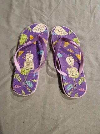 Chanclas moradas con estampado floral talla 38