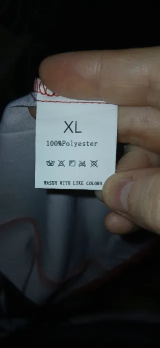 Blusa abierta roja con lazos y adornos dorados