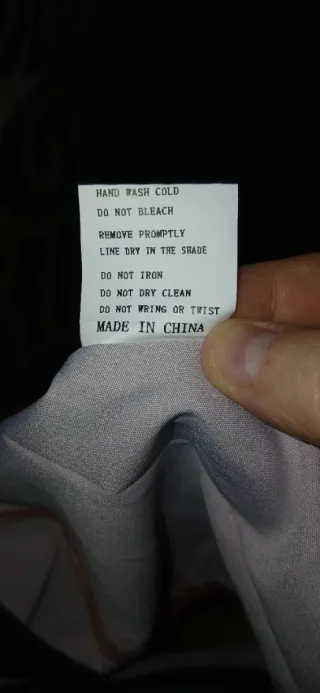 Blusa abierta roja con lazos y adornos dorados