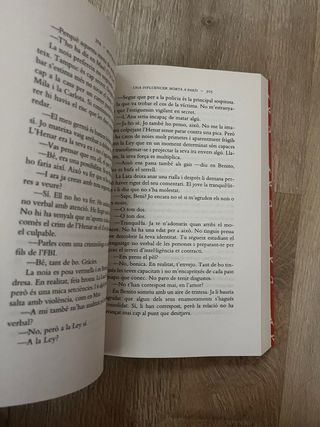 Libro Una Influencer Morta a París Blue Jeans