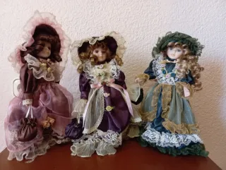 Bambole in porcellana vintage con abito dettagliato