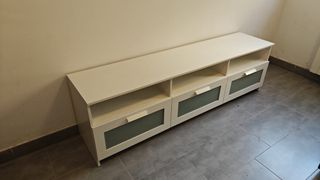 Mueble de salón blanco y verde