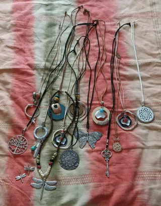 Collezione di collane varie