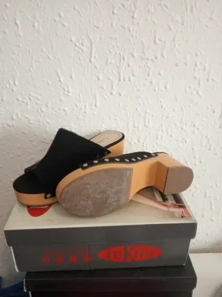 Sandalias Zueco Tacón Tachuelas Negro/Beige