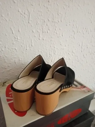 Sandalias Zueco Tacón Tachuelas Negro/Beige