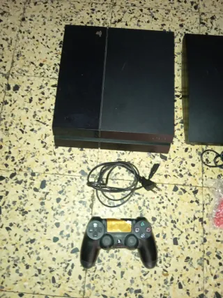 Consolas PS2, PS3 y PS4 con mandos