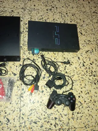 Consolas PS2, PS3 y PS4 con mandos