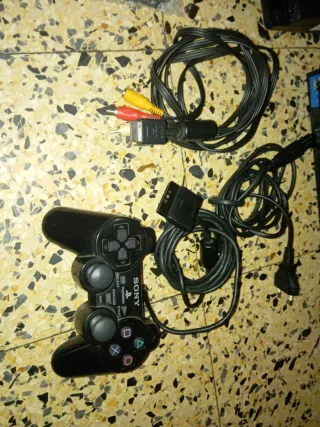 Consolas PS2, PS3 y PS4 con mandos