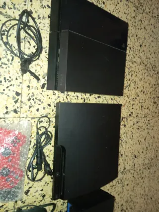 Consolas PS2, PS3 y PS4 con mandos