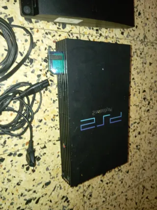 Consolas PS2, PS3 y PS4 con mandos