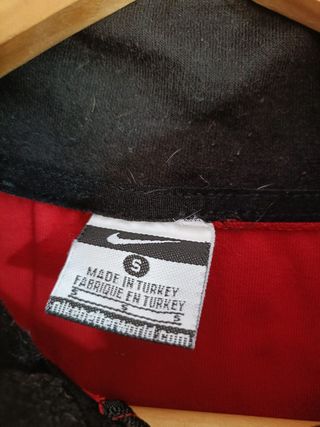 Sudadera Nike Color Rojo, Negro y Gris Talla S.