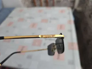 Gafas de sol doradas y negras