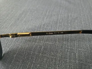 Gafas de sol doradas y negras