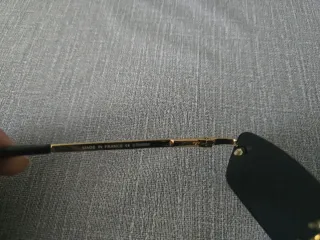 Gafas de sol doradas y negras