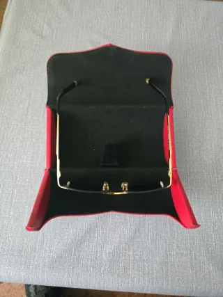 Gafas de sol doradas y negras