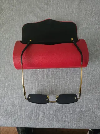 Gafas de sol doradas y negras