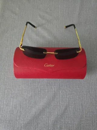 Gafas de sol doradas y negras