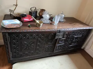 Arcón antiguo de madera tallada