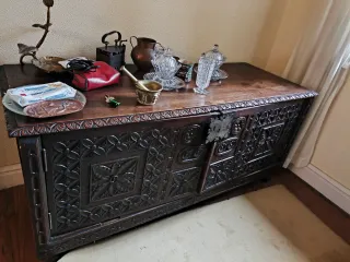 Arcón antiguo de madera tallada