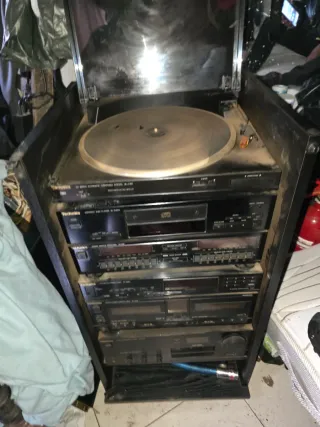 Cadena musical antigua con tocadiscos