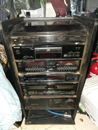 Cadena musical antigua con tocadiscos