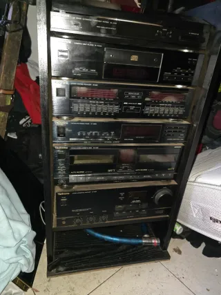 Cadena musical antigua con tocadiscos