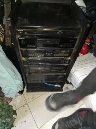 Cadena musical antigua con tocadiscos