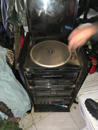 Cadena musical antigua con tocadiscos