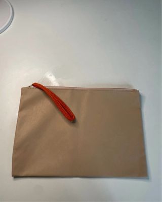 Bolso de mano beige con asa naranja