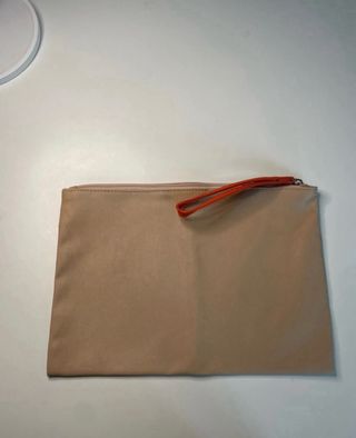 Bolso de mano beige con asa naranja