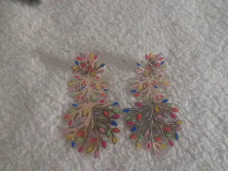 Pendientes dorados con hojas multicolor