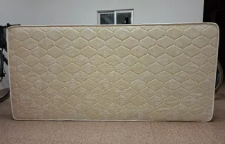 Cama individual con cajones.