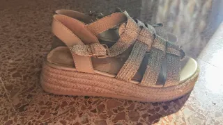 Sandalias doradas y beige