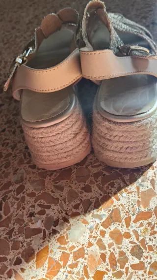 Sandalias doradas y beige