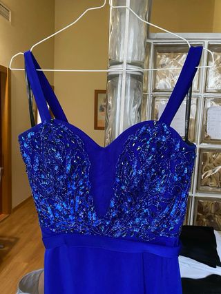 Vestido largo de graduación azul real con pedrería