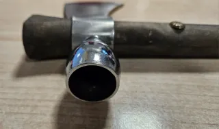 Tomahawk decorativo con finiture in pelle