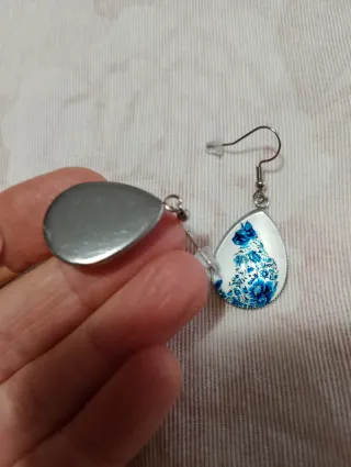 Orecchini pendenti gatto fiori blu