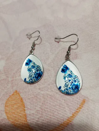 Orecchini pendenti gatto fiori blu
