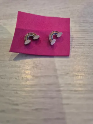 Pendientes arcoíris con nubes