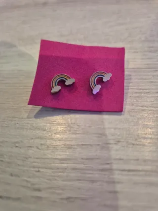 Pendientes arcoíris con nubes