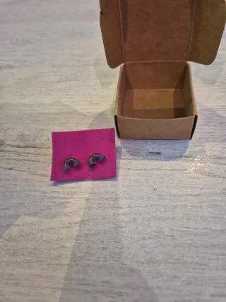 Pendientes arcoíris con nubes