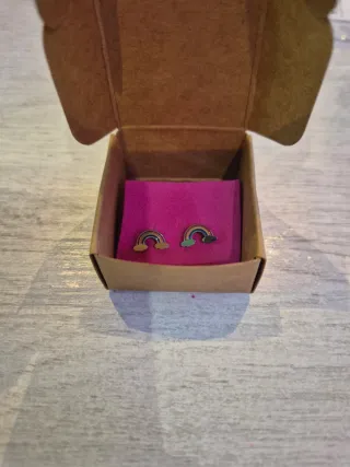 Pendientes arcoíris con nubes