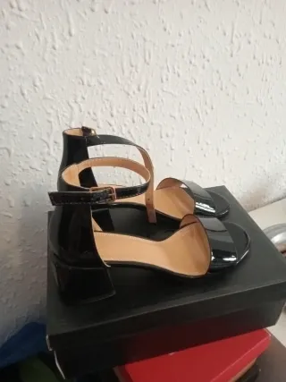 Sandalias charol negras tacón