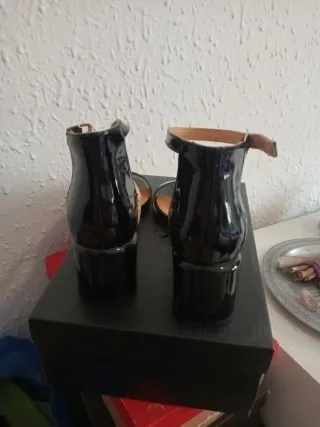 Sandalias charol negras tacón