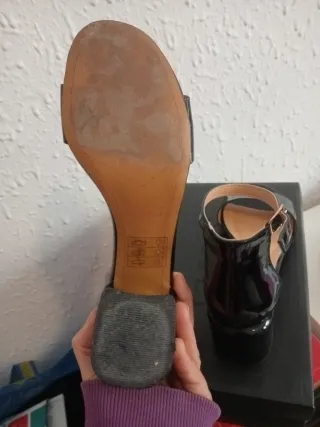 Sandalias charol negras tacón