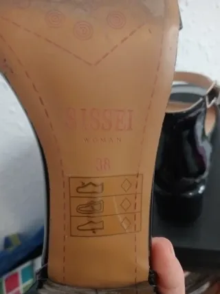 Sandalias charol negras tacón