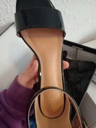 Sandalias charol negras tacón