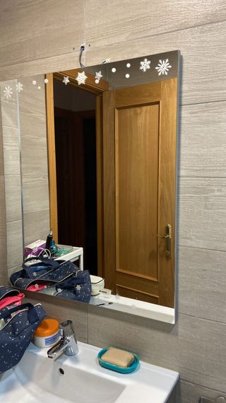Espejo de baño decorado con copos de nieve
