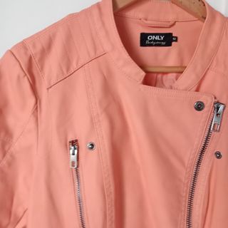 Cazadora ONLY naranja talla 40. Nueva
